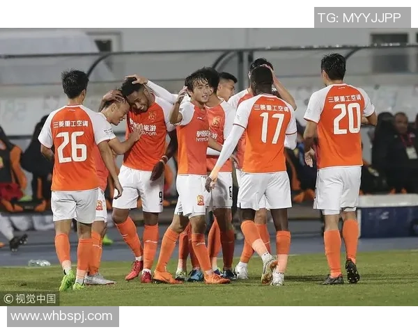 武汉卓尔迎战中国国足期待精彩对决球迷热情高涨助威球队奋勇争胜